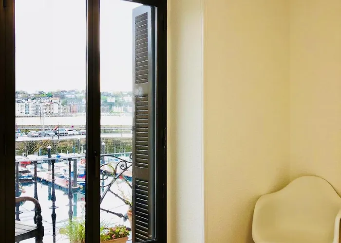 Con Vistas En El Puerto De Donostia