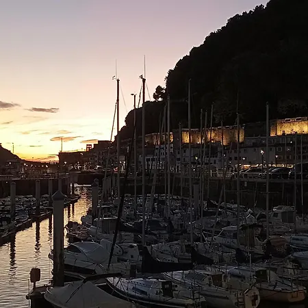 Con Vistas En El Puerto De Donostia Сан-Себастьян